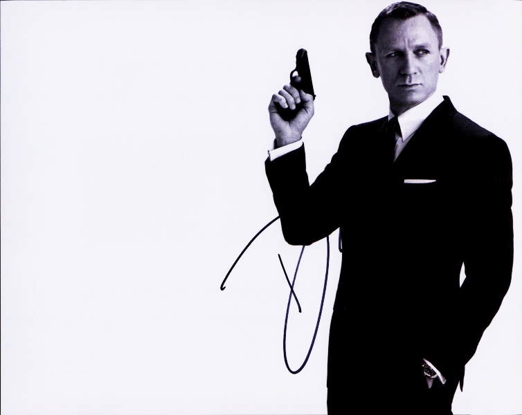 Daniel Craig signed AUTHENTIC 8x10|Free Ship|The Autograph Bank