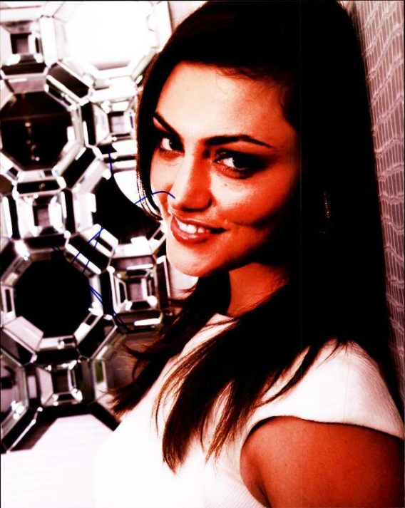 Phoebe Tonkin authentic signed 8x10 picture