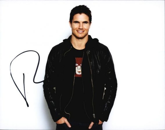 Robbie Amell authentic signed 8x10 picture