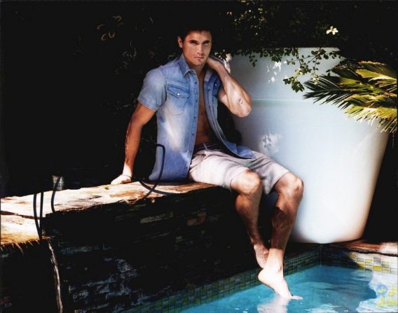 Robbie Amell authentic signed 8x10 picture