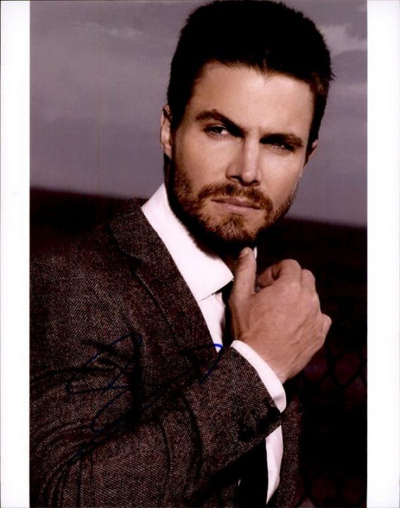 Stephen Amell authentic signed 8x10 picture