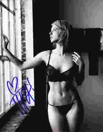 Iliza Shlesinger authentic signed 8x10 picture