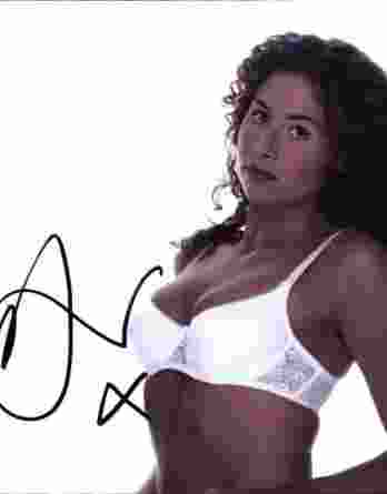 Minnie Driver signed 8x10 poster